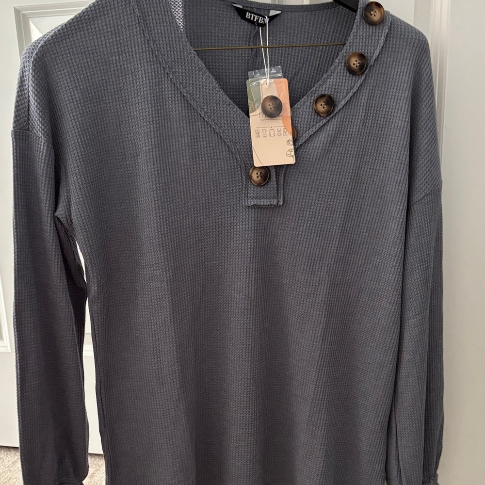 BITER Women's V-Neck Sweater in Gray